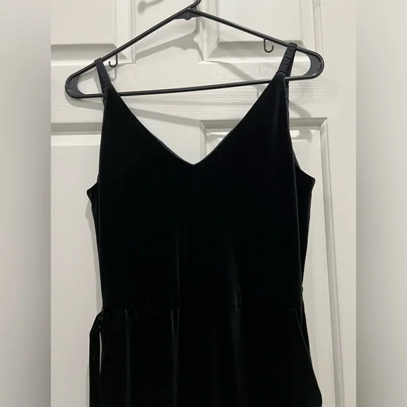 Women’s Banana Republic black velvet jumpsuit (never worn) (size small,  petite)